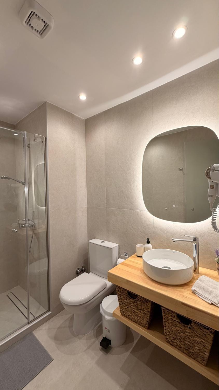 Shower, Toilet, Bathroom, towels