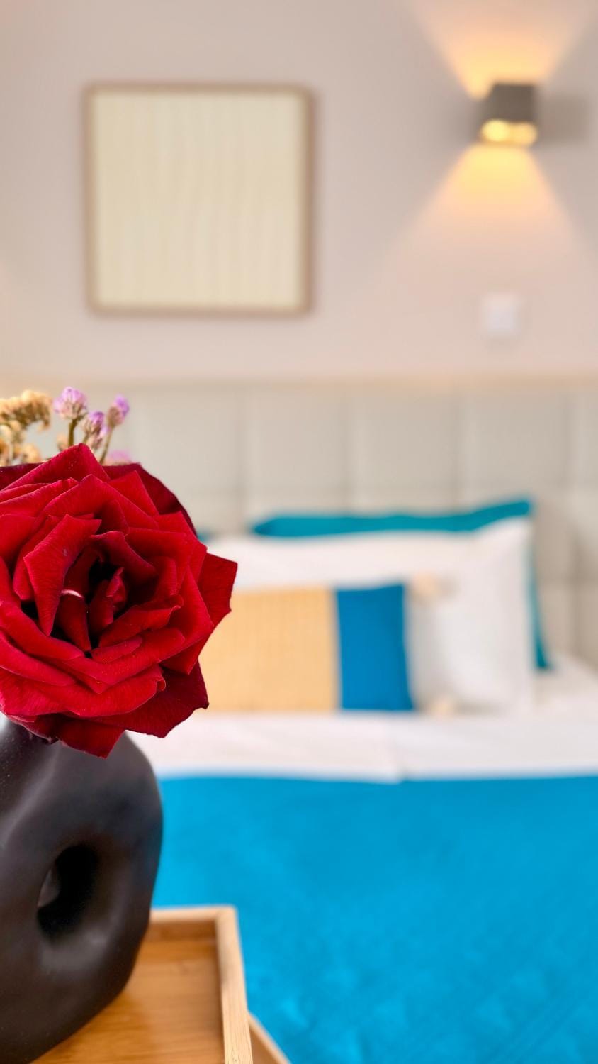 Bed, Photo of the whole room, Decorative detail, Bedroom