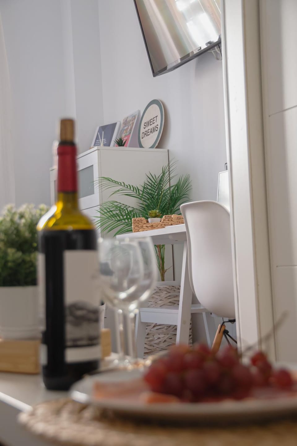 Living room, Food and drinks, Seating area, Drinks