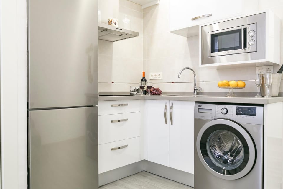Kitchen or kitchenette, minibar, washing machine