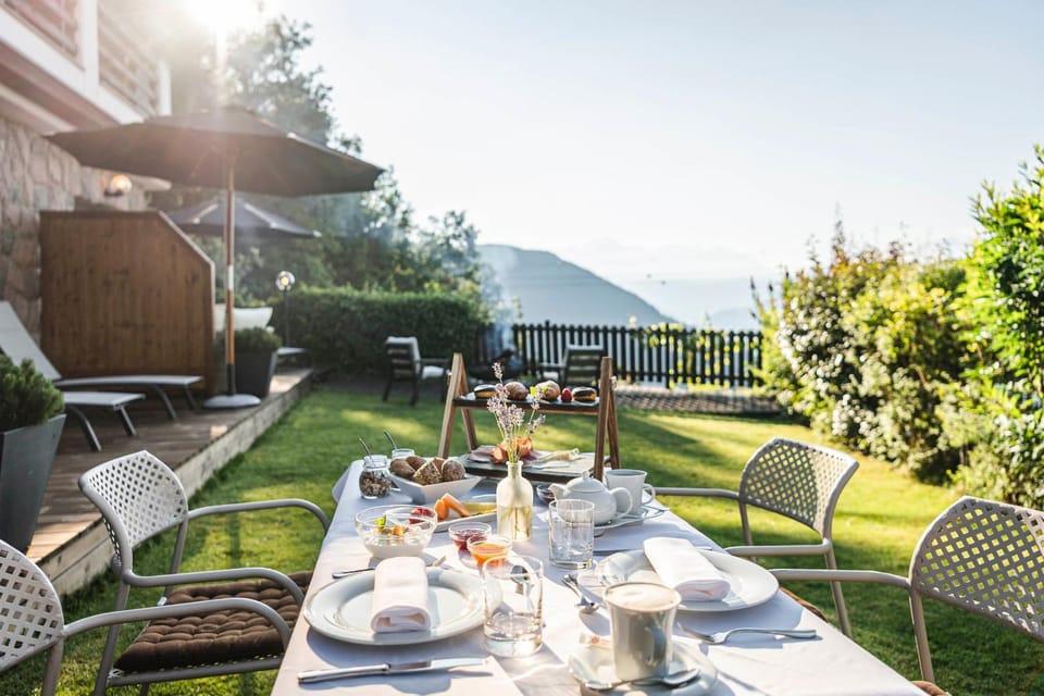 Restaurant/places to eat, Garden, Breakfast