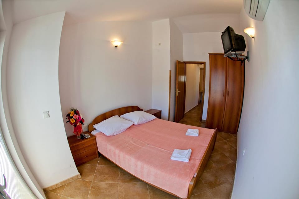 Bed, Seating area