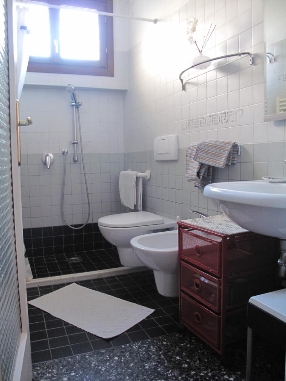 Shower, Toilet, Bathroom, bidet, towels