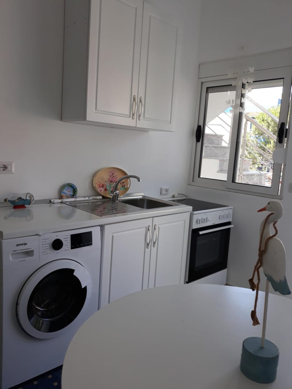 Kitchen or kitchenette, washing machine