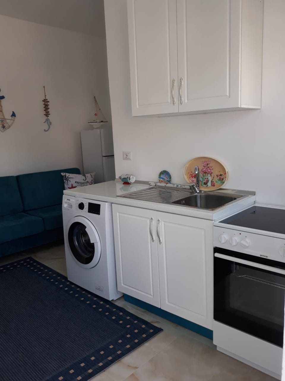 Kitchen or kitchenette, washing machine