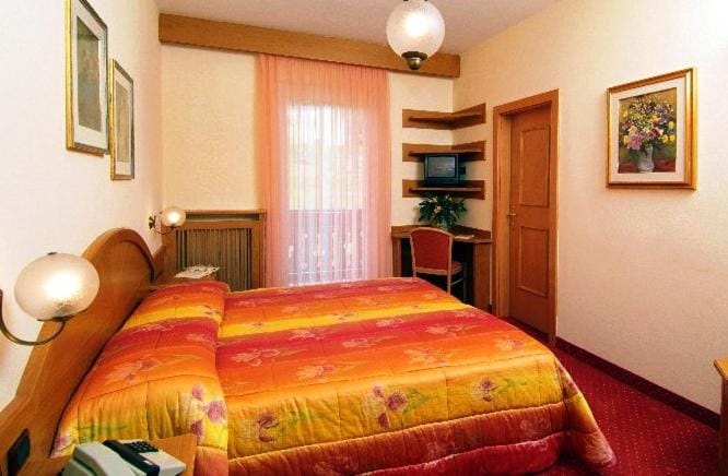 Day, Photo of the whole room