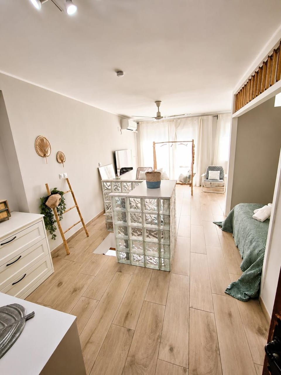 Bed, Living room, Photo of the whole room, Seating area, Dining area, Bedroom, internet, internet