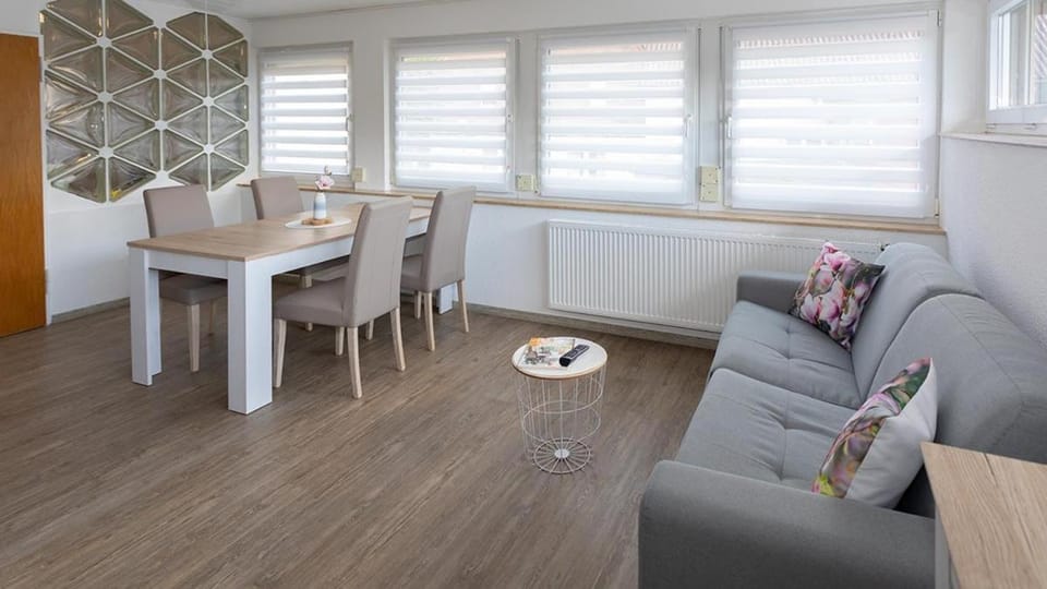 TV and multimedia, Kitchen or kitchenette, Living room, Seating area, Dining area