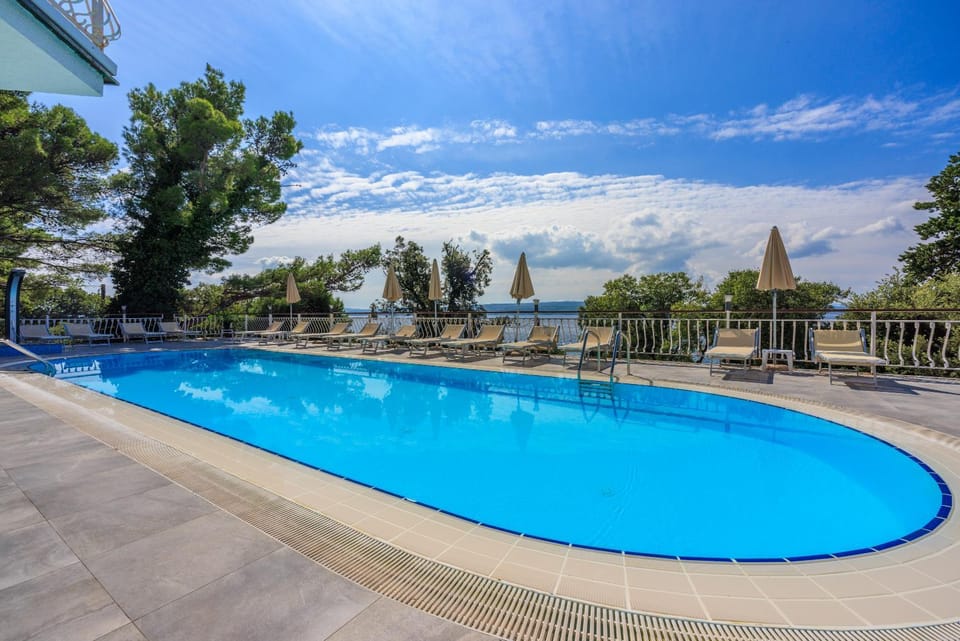 Pool view, Swimming pool, sunbed