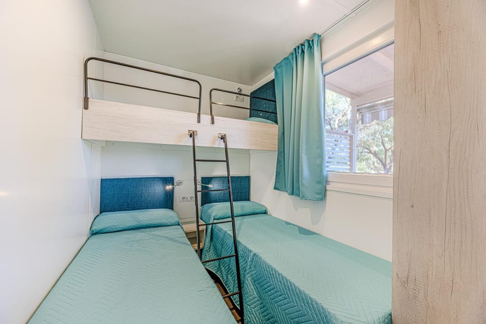 Bed, Photo of the whole room, Bedroom, bunk bed