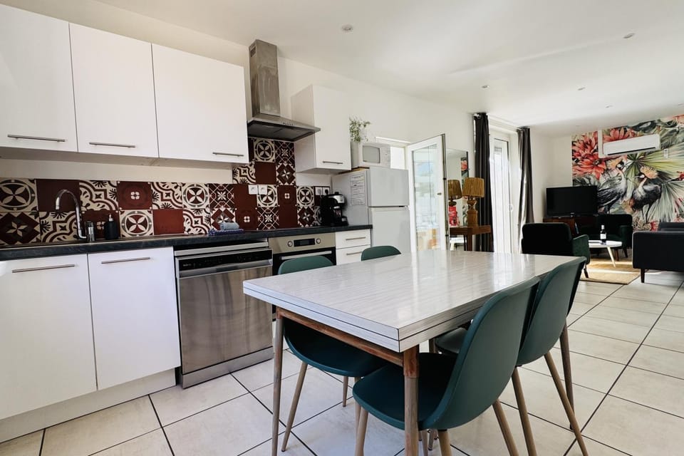 Communal lounge/ TV room, Kitchen or kitchenette, Living room, Seating area, Dining area, dishwasher, oven, pet friendly, stove, kitchen