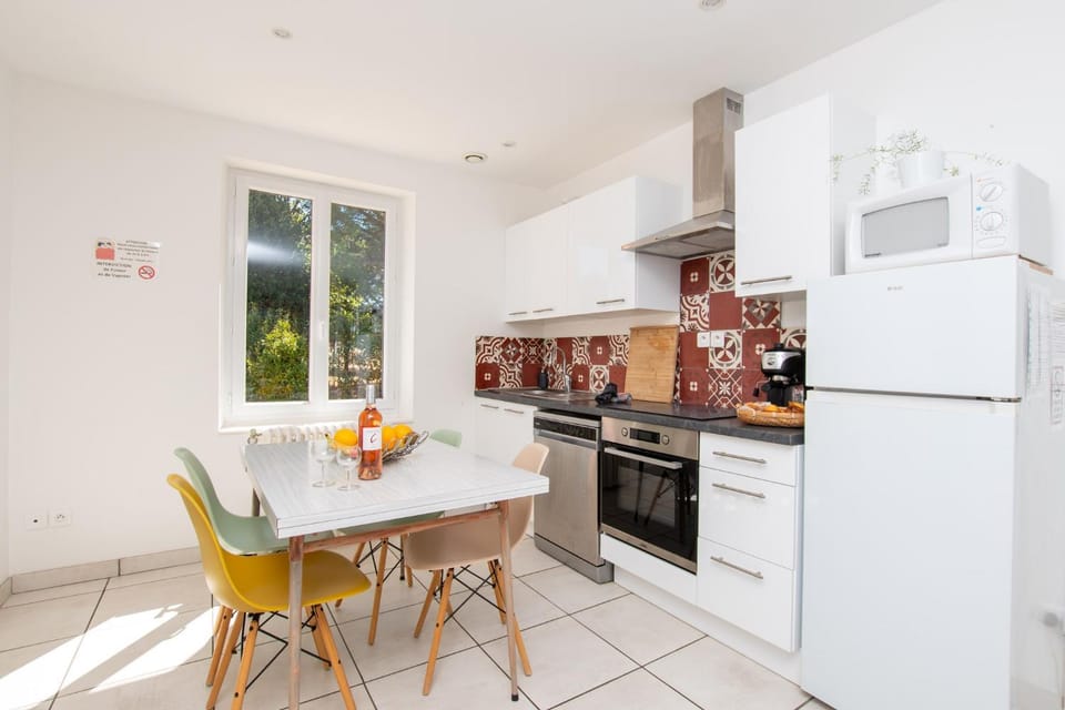 Kitchen or kitchenette, Dining area, dishwasher, oven, pet friendly, stove, toaster