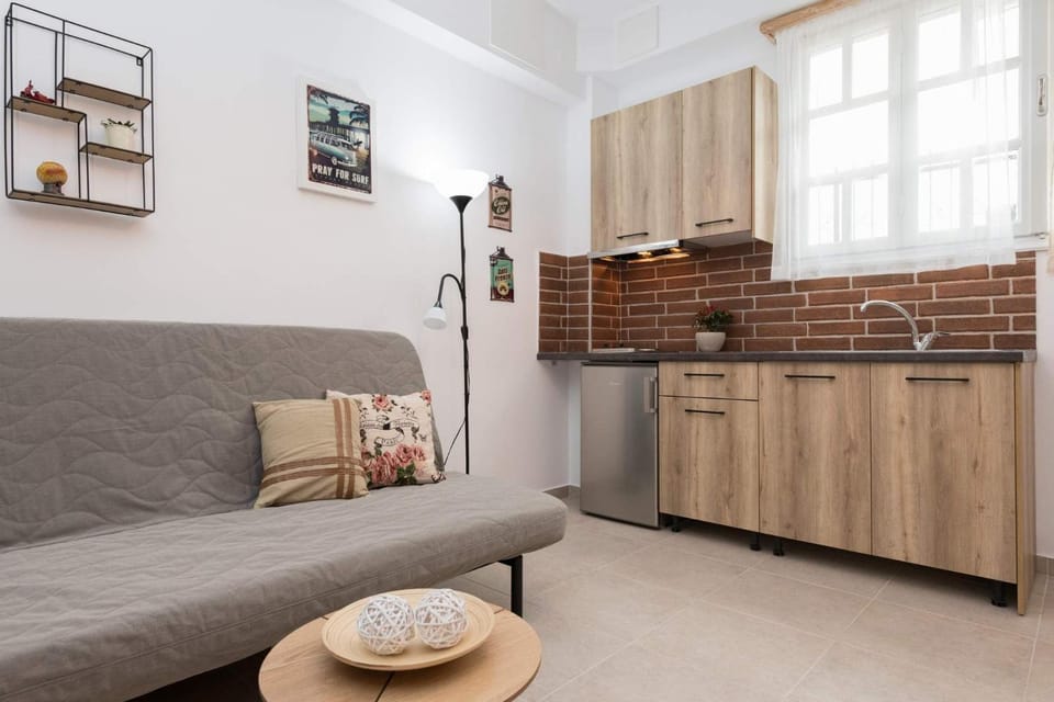 Kitchen or kitchenette, Seating area