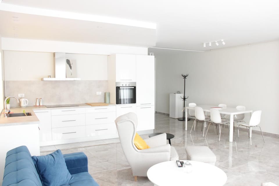 Kitchen or kitchenette, Living room, Seating area, Dining area