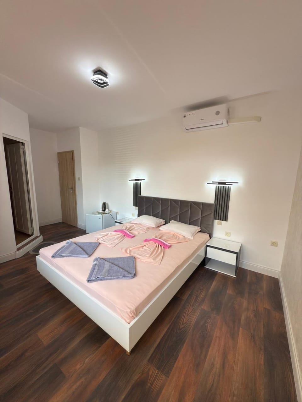 Bed, Photo of the whole room, Bedroom, air conditioner