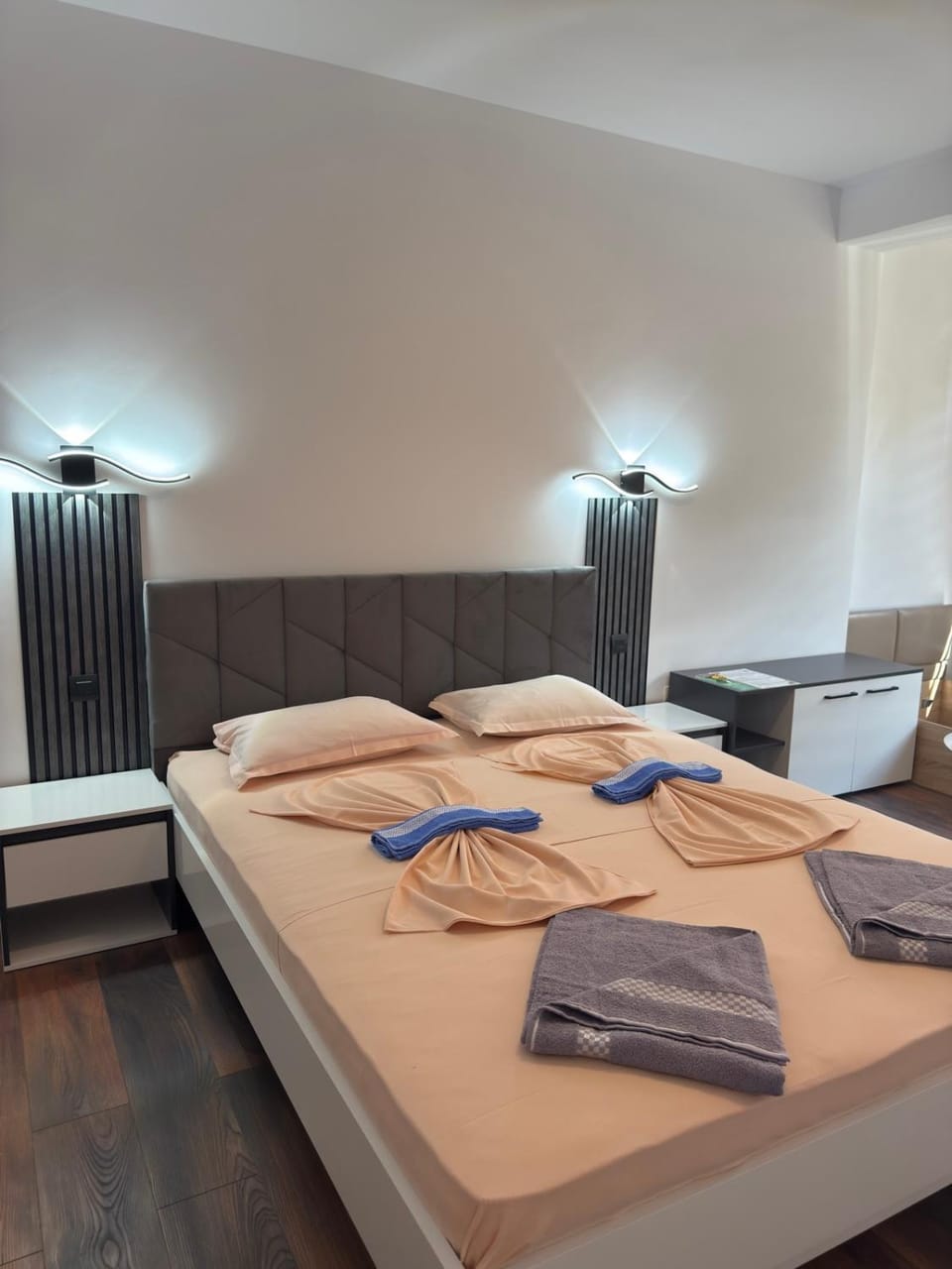 Bed, Photo of the whole room, Bedroom, towels
