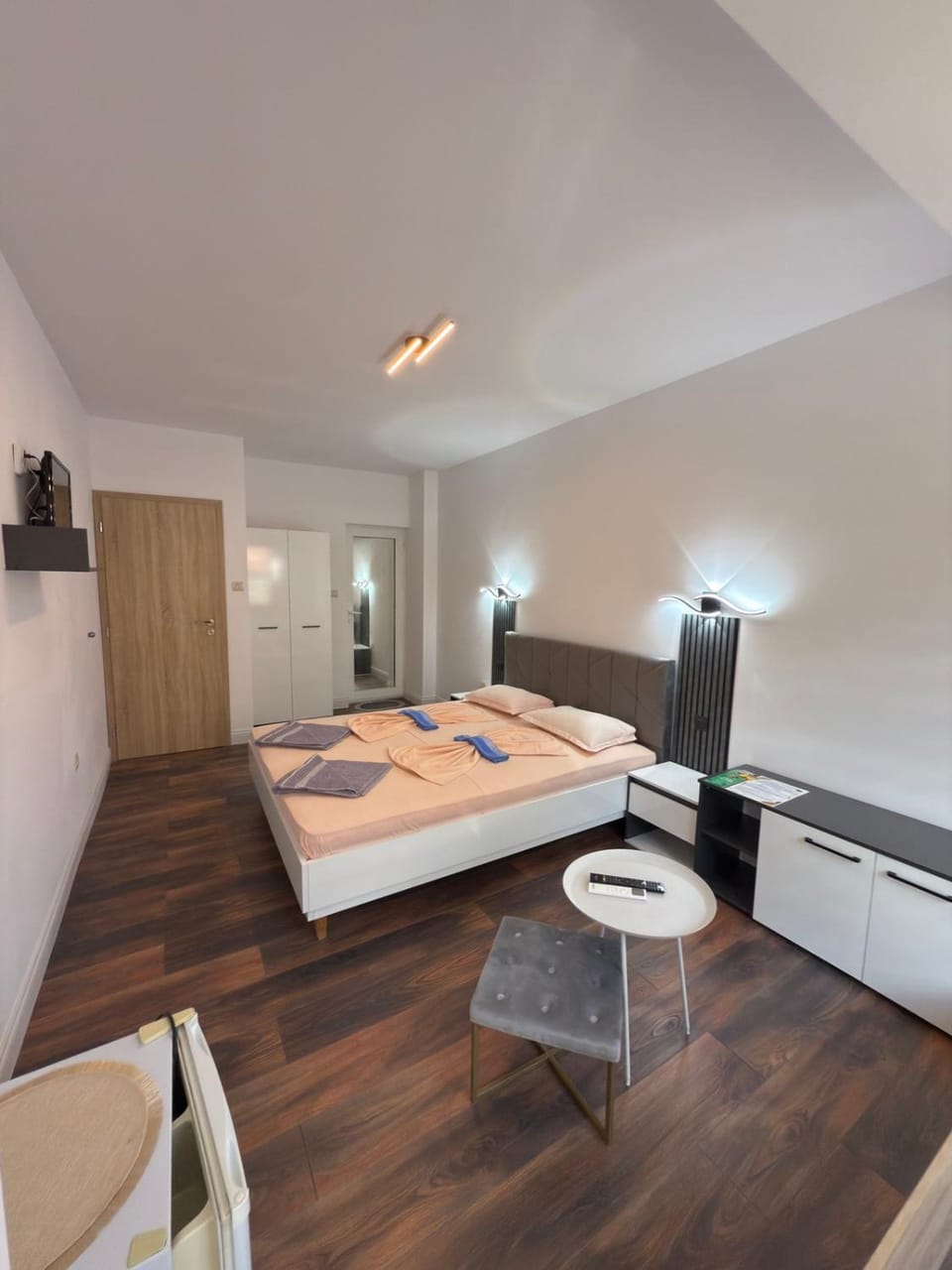 Bed, Photo of the whole room, Bedroom, wardrobe