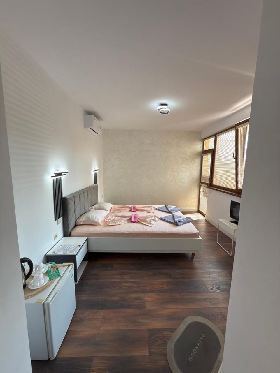 Bed, TV and multimedia, Photo of the whole room, Bedroom