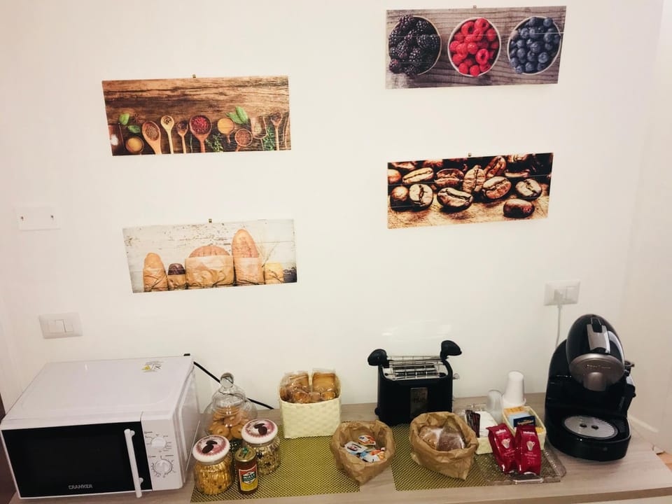 Coffee/tea facilities, Breakfast