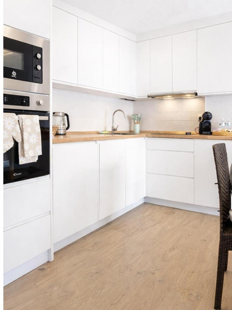 Coffee/tea facilities, Kitchen or kitchenette, Dining area, dishwasher, oven, stove, toaster