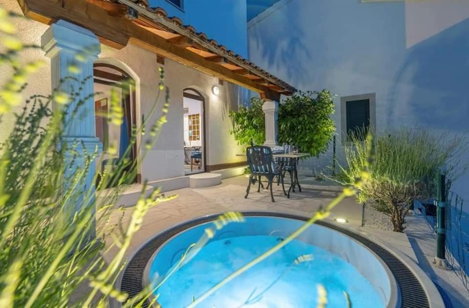 Hot Tub, Balcony/Terrace, Dining area