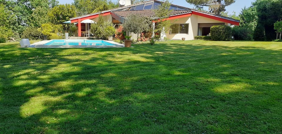 Property building, Natural landscape, Garden, View (from property/room), Garden view, Pool view, Swimming pool, sunbed