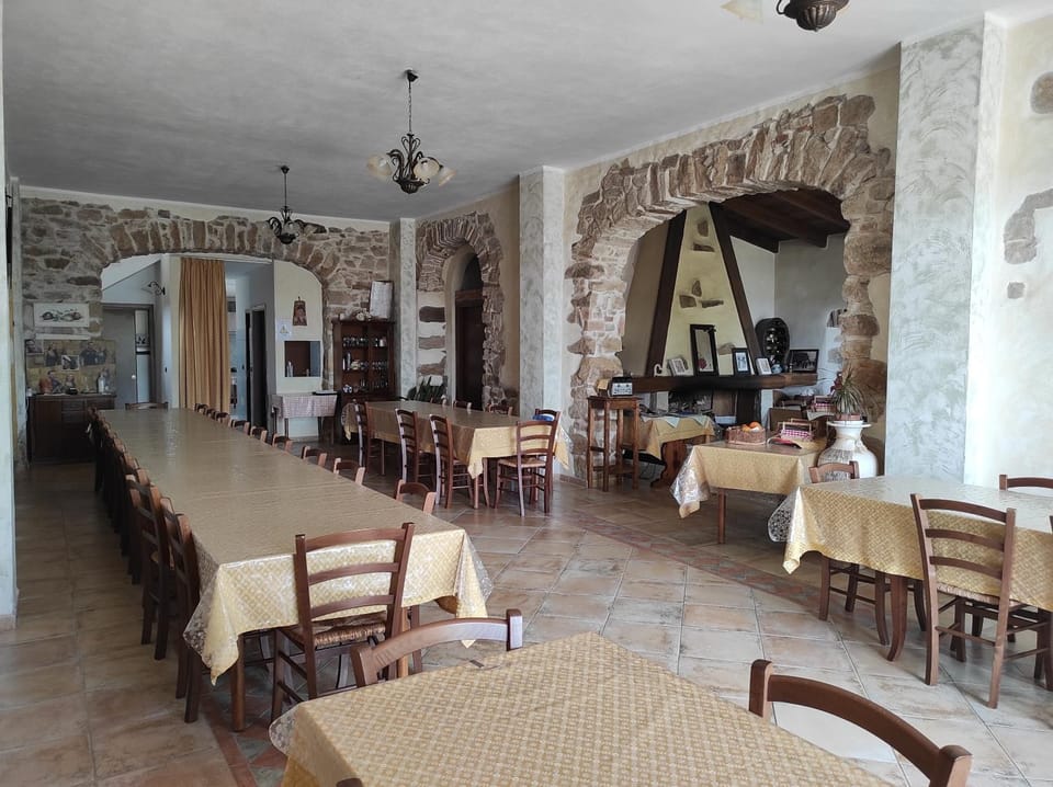 Restaurant/places to eat, Lounge or bar
