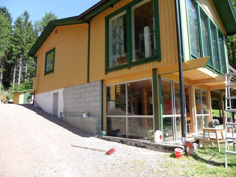 On site, Location