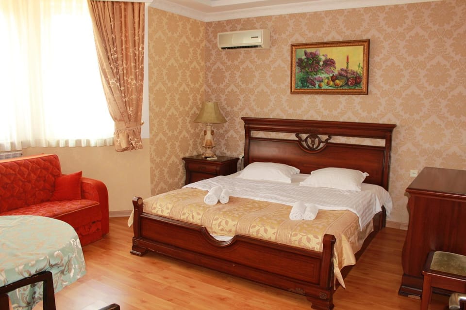 Bed, Day, Photo of the whole room, Seating area, Bedroom