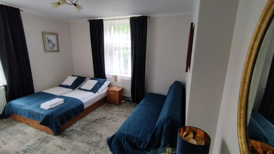 Bed, Photo of the whole room, Seating area, Bedroom