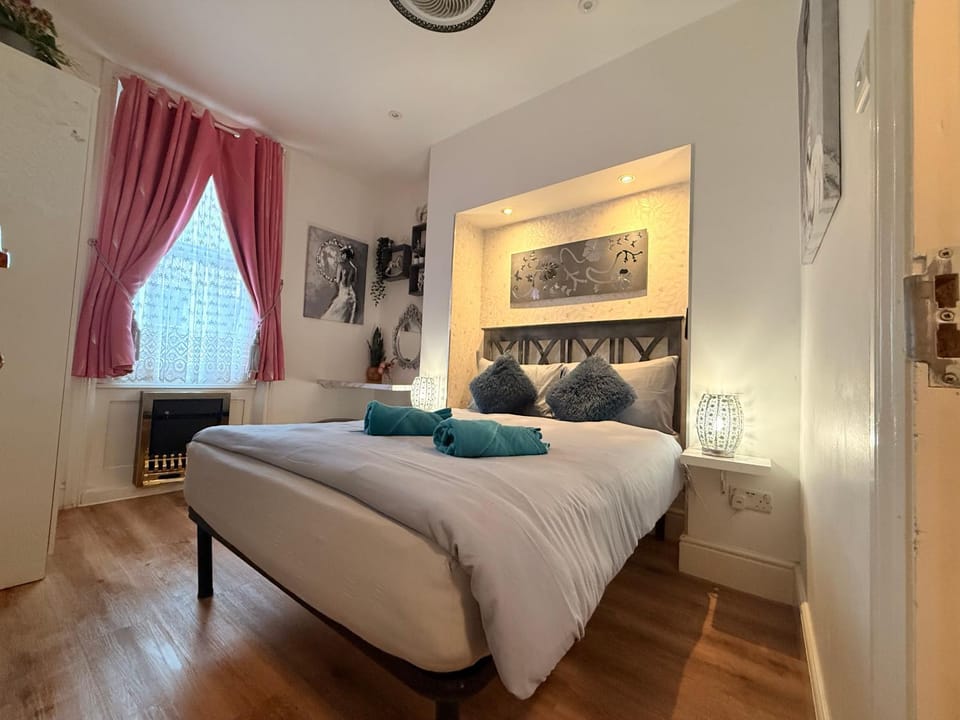 Bed, Photo of the whole room