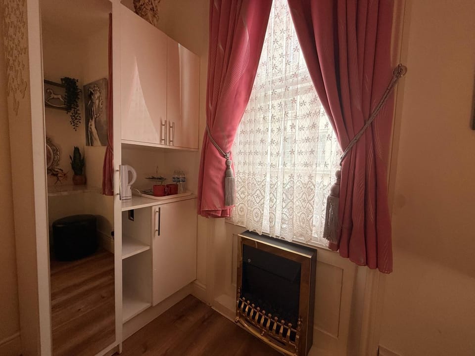 Kitchen or kitchenette, fireplace