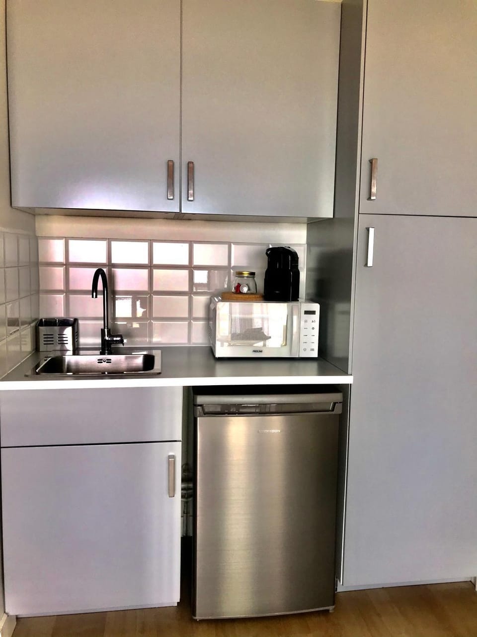 Coffee/tea facilities, Kitchen or kitchenette, stove, toaster