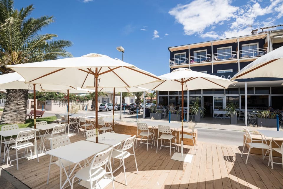 Property building, Restaurant/places to eat, Day, Balcony/Terrace, Balcony/Terrace, Location