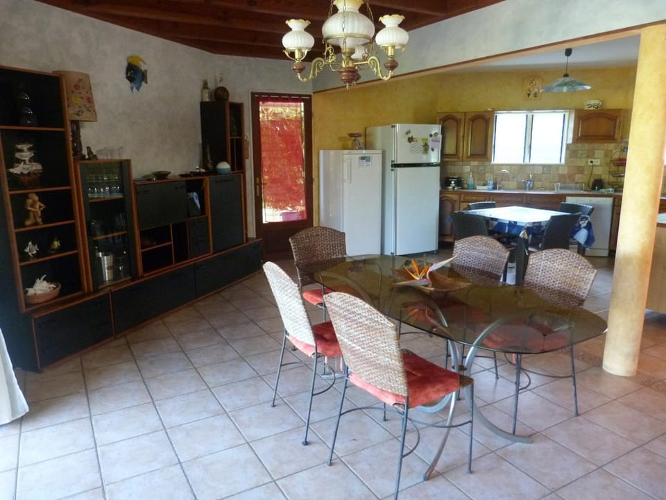 Kitchen or kitchenette, Seating area, Dining area