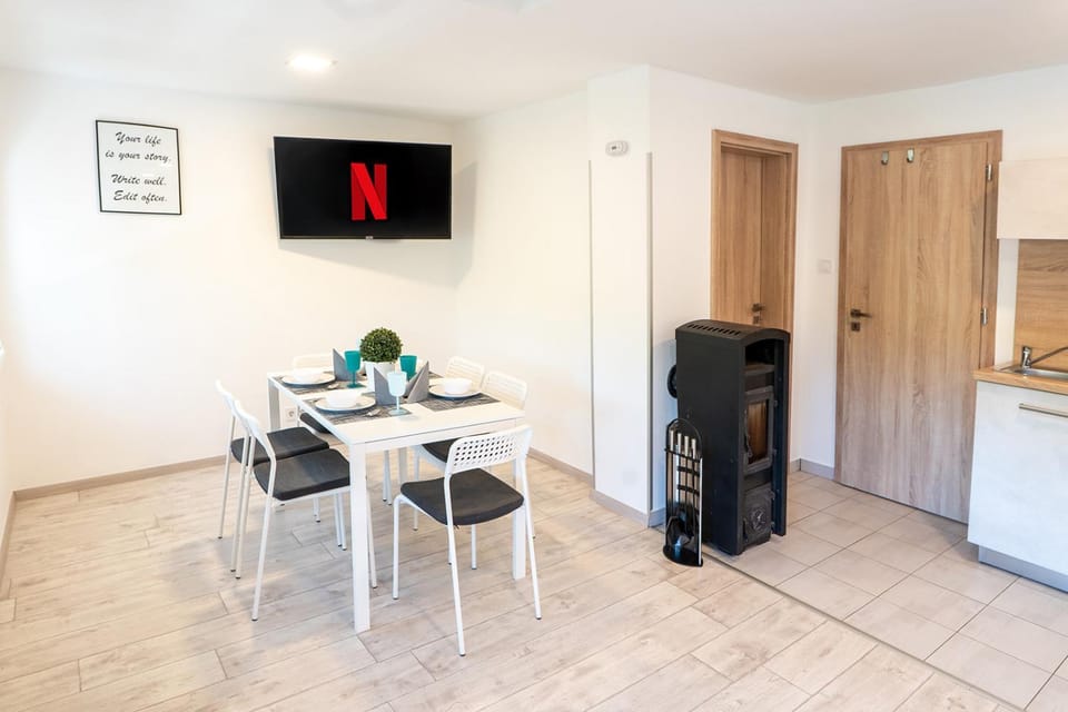 Dining area, fireplace