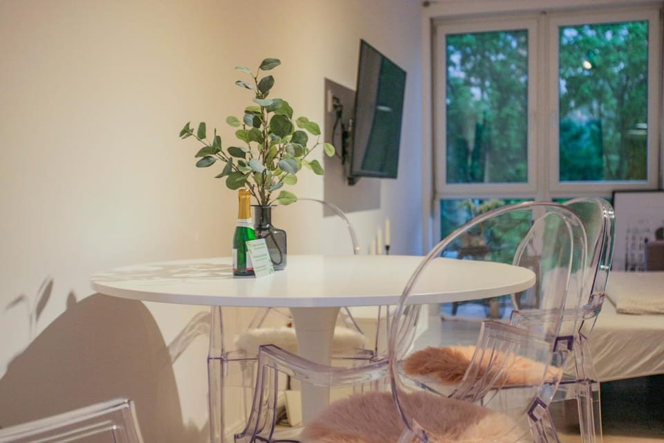 Living room, Food and drinks, Seating area, Dining area, Drinks