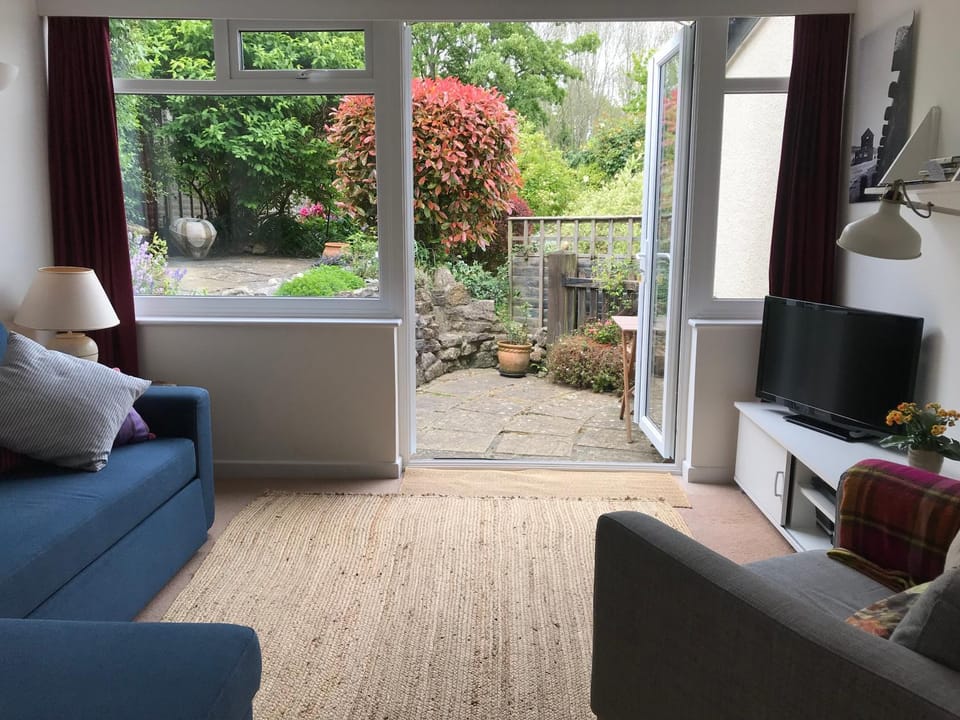 Communal lounge/ TV room, TV and multimedia, Living room, Seating area