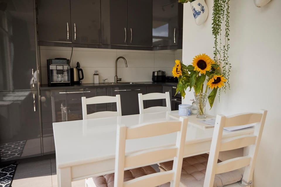 Dining area, kitchen