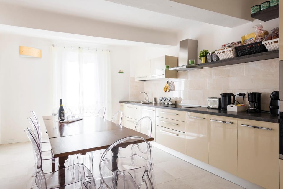 Kitchen or kitchenette, Food and drinks, Dining area