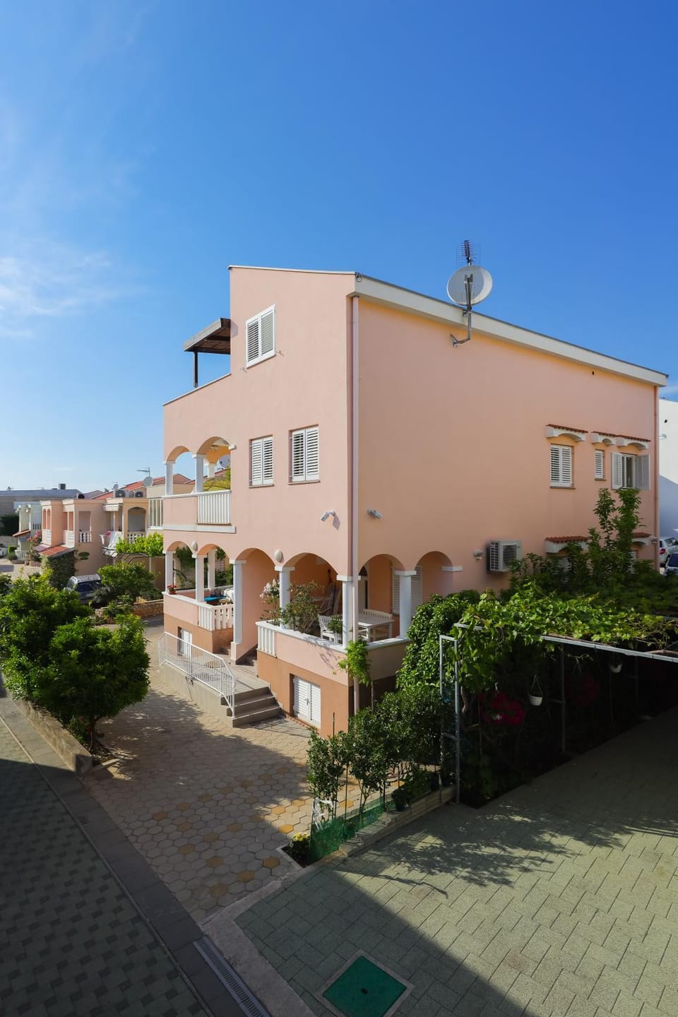 Property building, Facade/entrance, Bird's eye view, Garden view, Landmark view