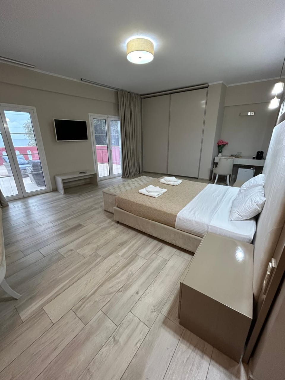 Bed, TV and multimedia, Photo of the whole room, Bedroom