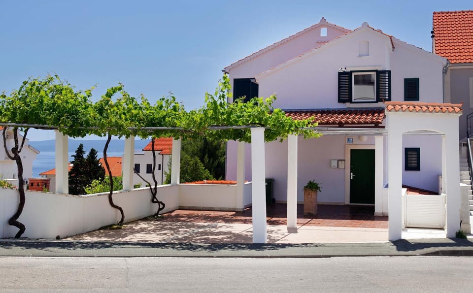 Property building, Facade/entrance, Parking