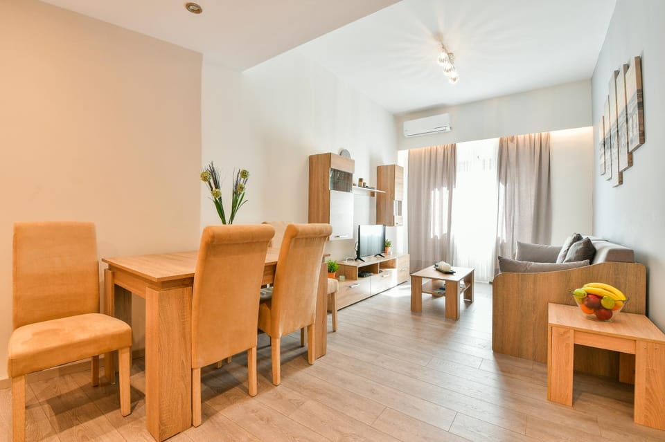 TV and multimedia, Living room, Seating area, Dining area