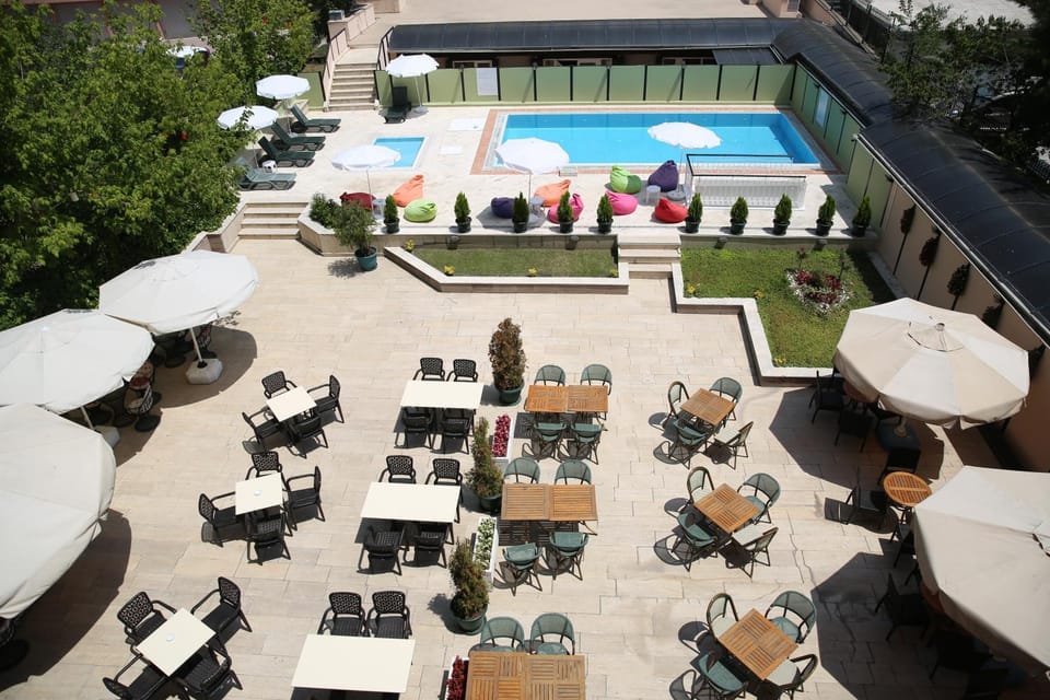 Restaurant/places to eat, Pool view, Lunch