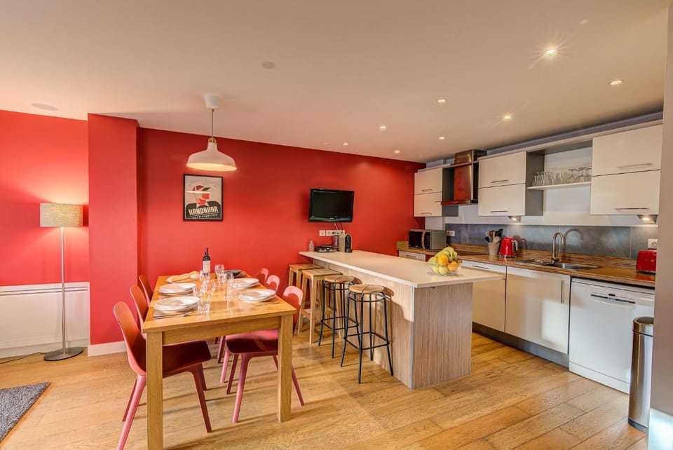 TV and multimedia, Kitchen or kitchenette, Living room, Seating area, Dining area, dishwasher, minibar, oven, pet friendly, stove