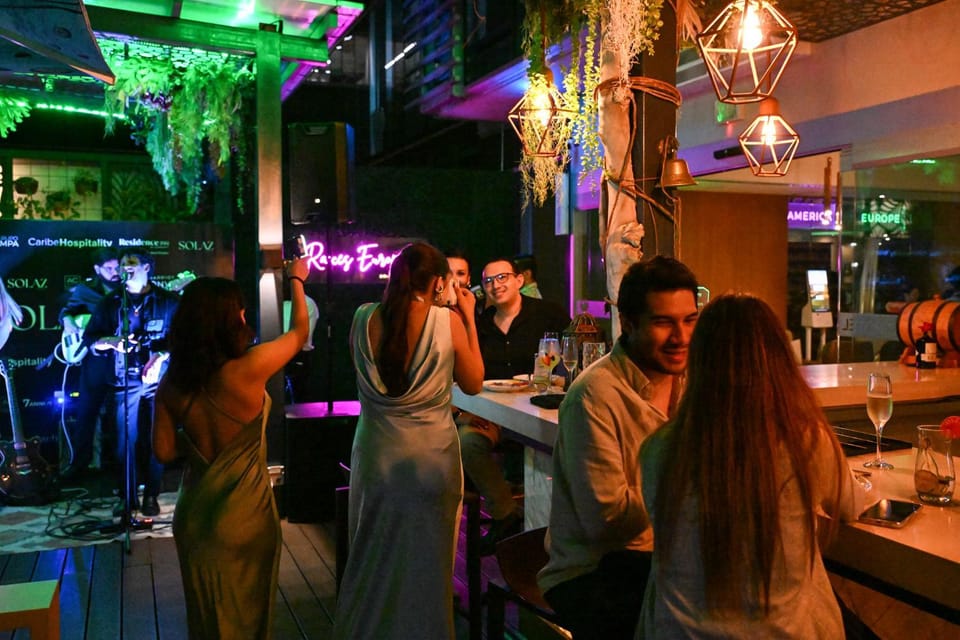 Restaurant/places to eat, Lounge or bar