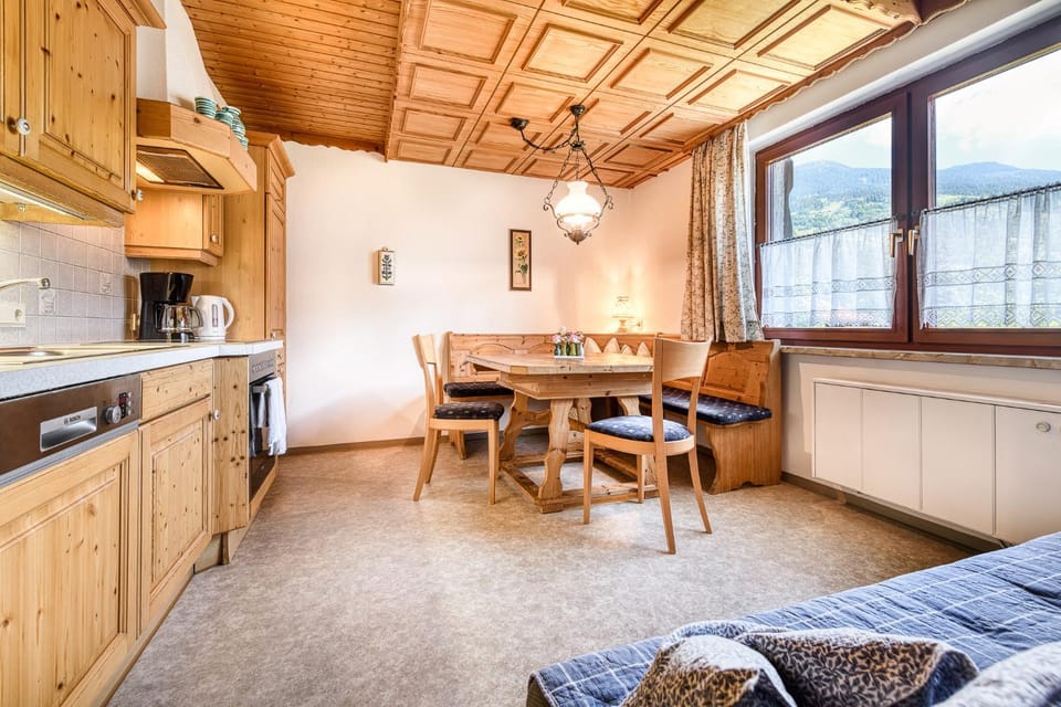Kitchen or kitchenette, Seating area, Dining area