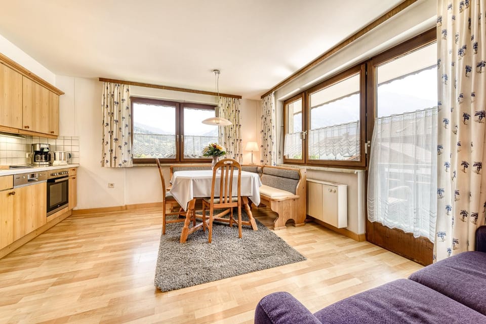Seating area, Dining area, kitchen