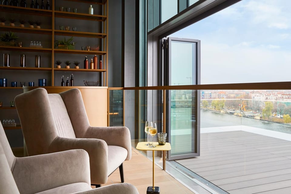 View (from property/room), Balcony/Terrace, Living room, Lounge or bar, Banquet/Function facilities, Seating area, City view, furniture
